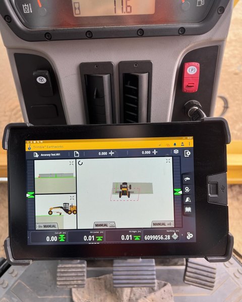 Craig McKeon Earthmoving: Trimble Earthworks Mastless Grade Control System